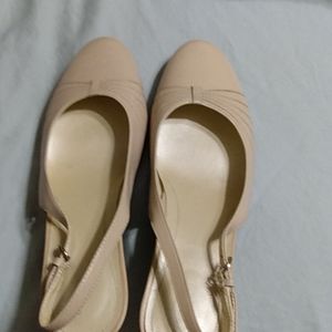 Easy Spirit comfort heels. Size 8 1/2. Cream colored.